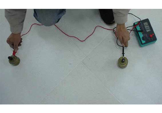测量地板上两个相邻点之间的电阻