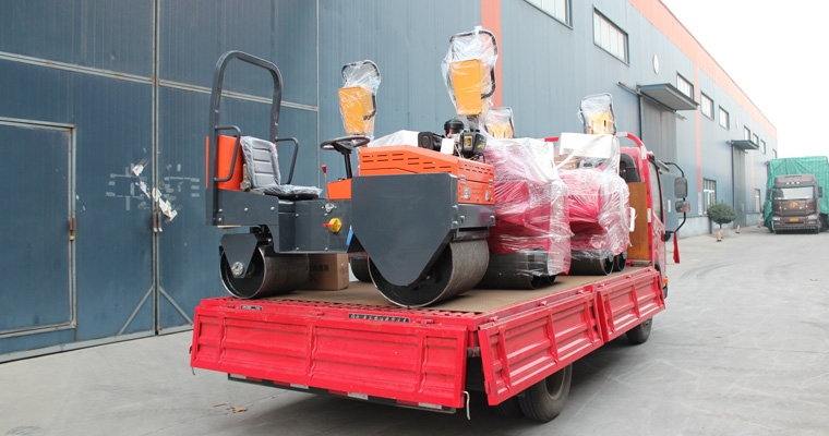 鸿运国际一批小型压路机发往浙江